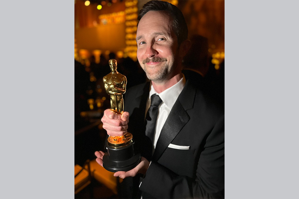 Eulich with the Oscar for Best Picture for “Everything Everywhere All at Once’” / Photo courtesy of Timothy Eulich