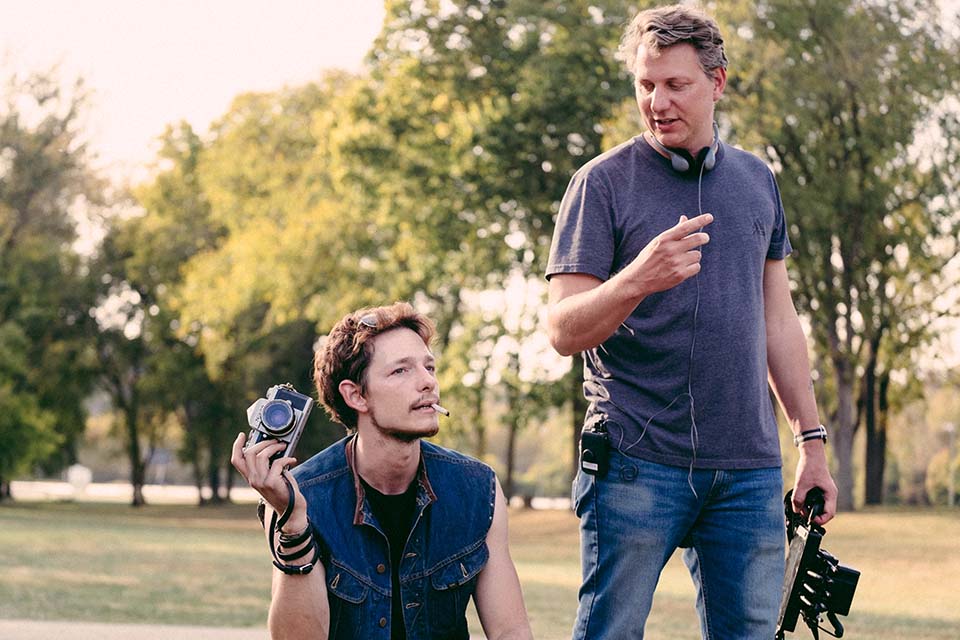 Actor Mike Faist and director Jeff Nichols on the set of THE BIKERIDERS, a Focus Features release. 