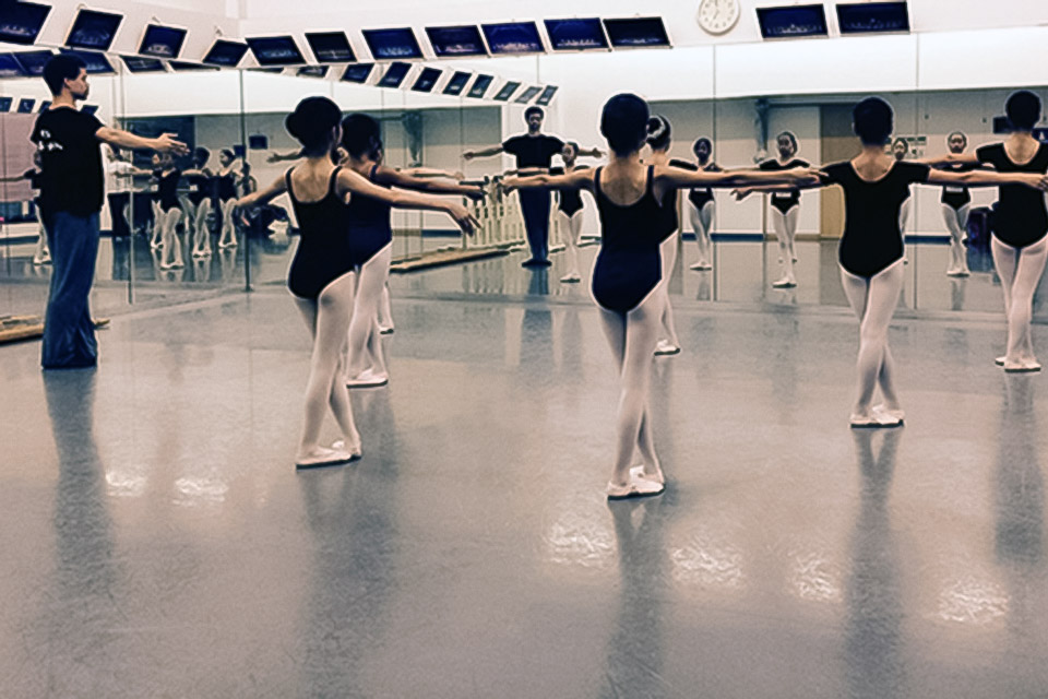 Steven Melendez teaches ballet; Photo: Carmella Lauer