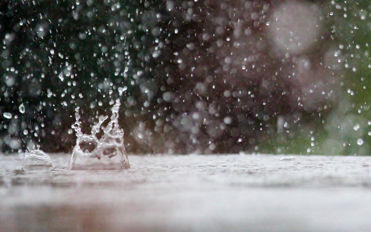 Close up of raindrops splashing